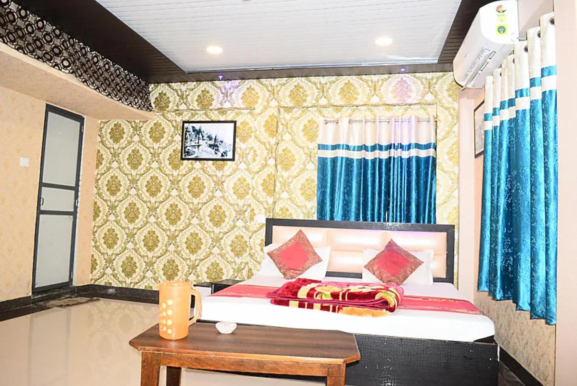 Grg H R Near Dashashwamedh Ghat