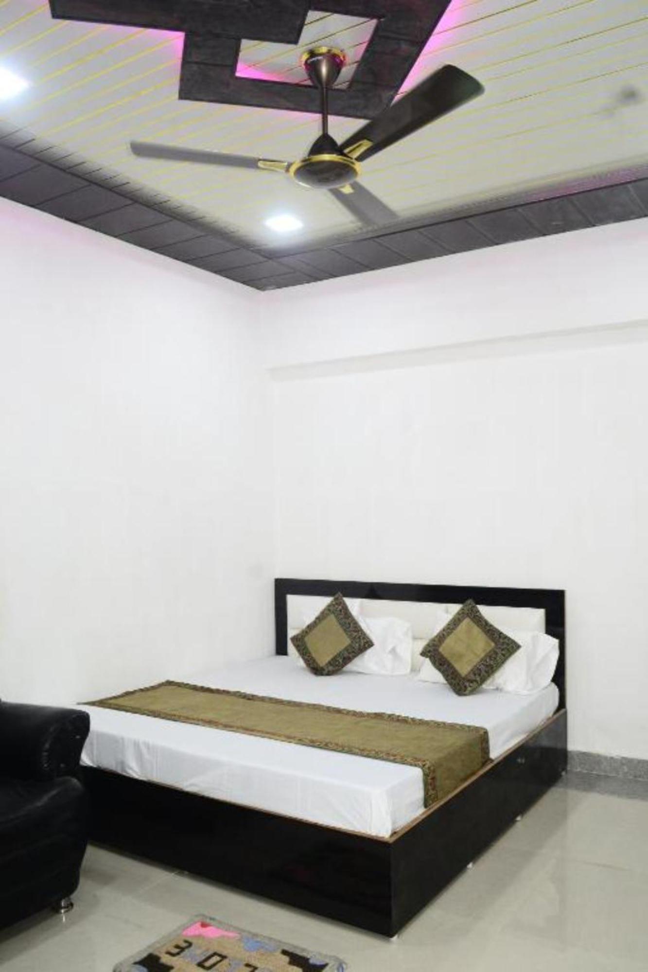 Grg H R Near Dashashwamedh Ghat 3*
